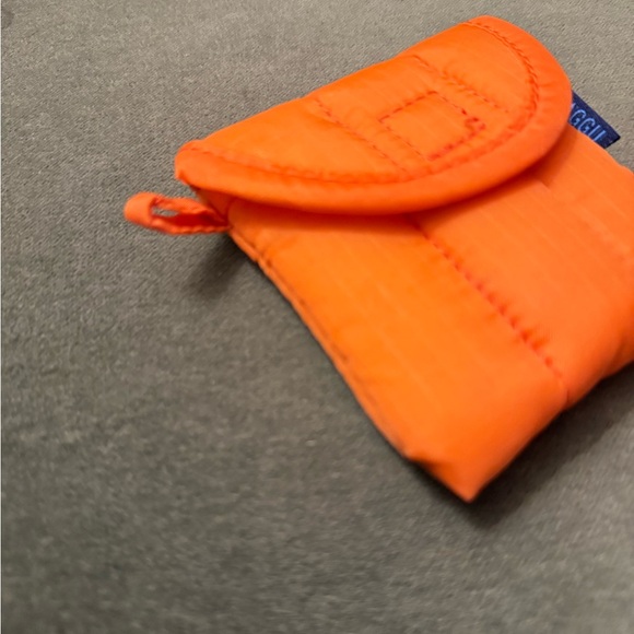 BAGGU Orange AirPod case - Picture 3 of 6
